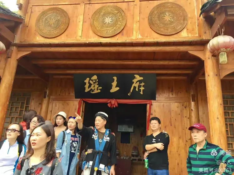 接着，瑶王把大家引进屋，称他是第三十九代瑶王，介绍了瑶王府及瑶王的历史、规矩等，总之是听不懂也记不住